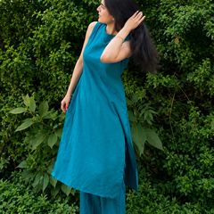 Solid Sleeveless Straight Kurta Set